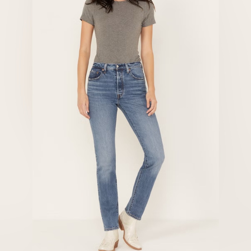 Levi's 501 “Worn In” Women's Straight Leg Jeans in Medium Blue Wash - 29 x 27